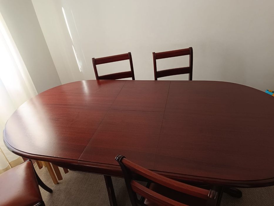Conjunto Mesa de Jantar em Madeira Maciça + 4 Cadeiras