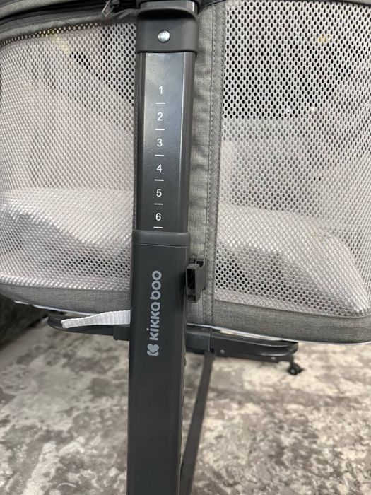 Детская кроватка на колесиках с постельным бельем, подушкой, матрассом