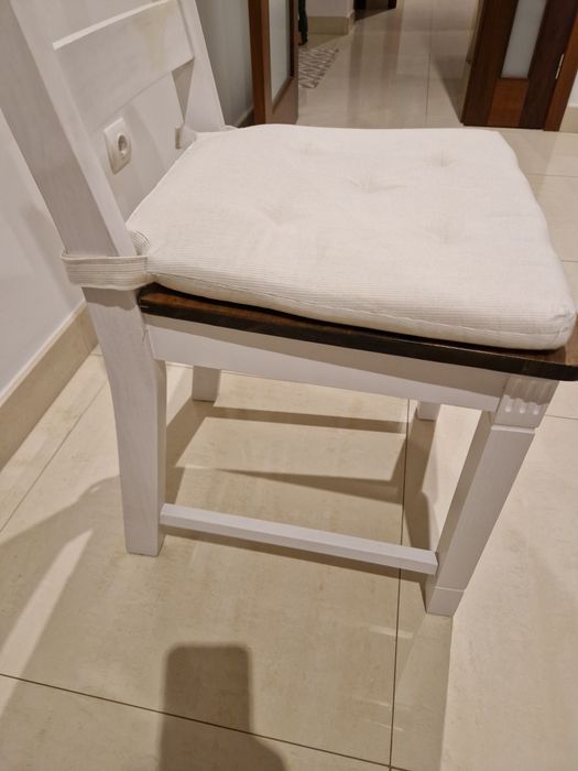 Conjunto de 6 cadeiras com almofada de sentar-se.