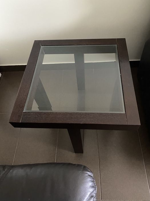 Conjunto de mesas de apoio com bancos