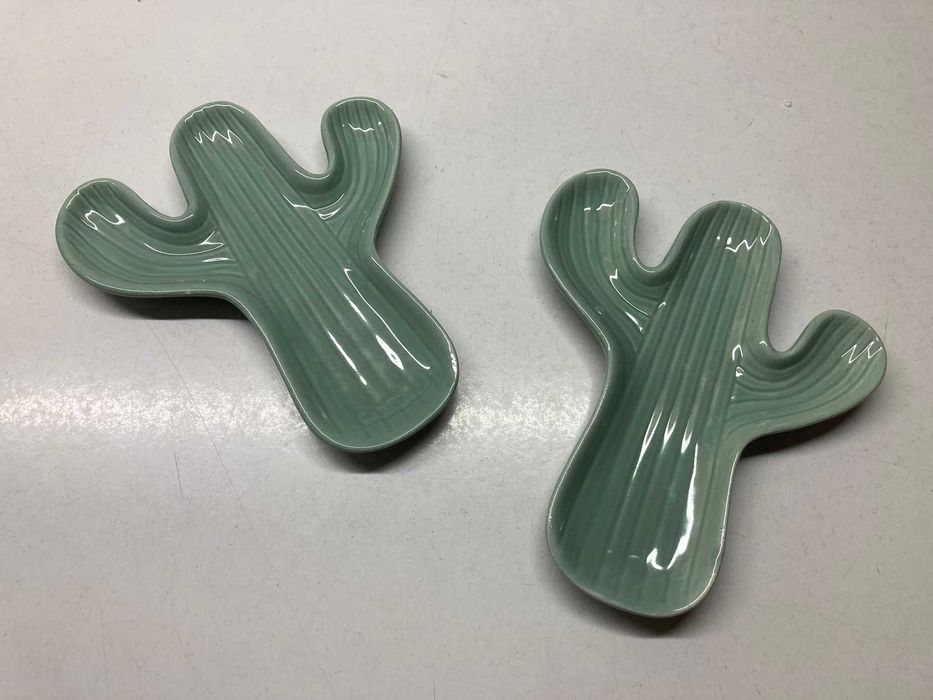 2 Small Cactus-Shaped Plates447035838657341440