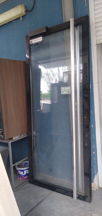 В продаже стеклянная дверь