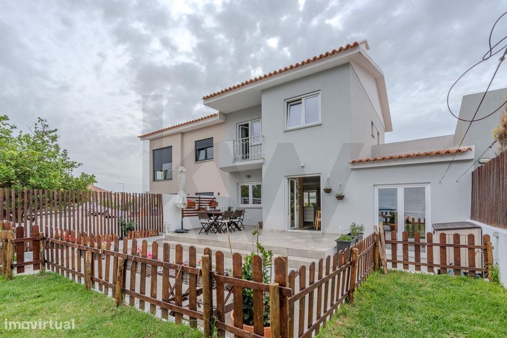 Moradia T4 Remodelada com Jardim, Terraço e Garagem em São Domingos de