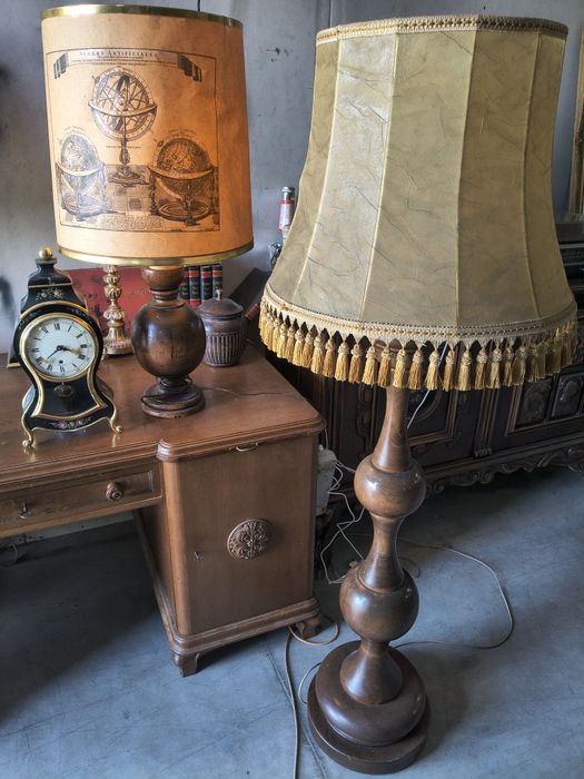 Lampa stojąca z drewna  orzechowego