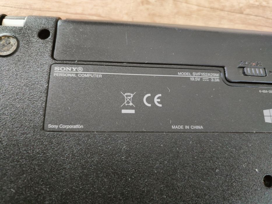 Laptop Sony Vaio biały SVF152A29M z oryginalnym zasilaczem