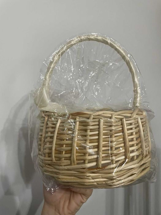 Cesta de flor com pétalas