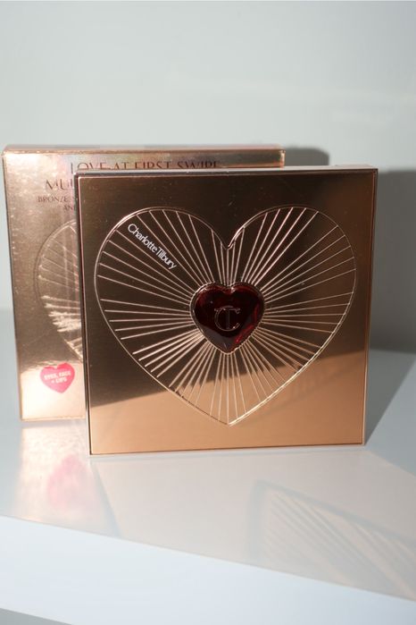 Палетка для обличчя Love at first Charlotte Tilbury