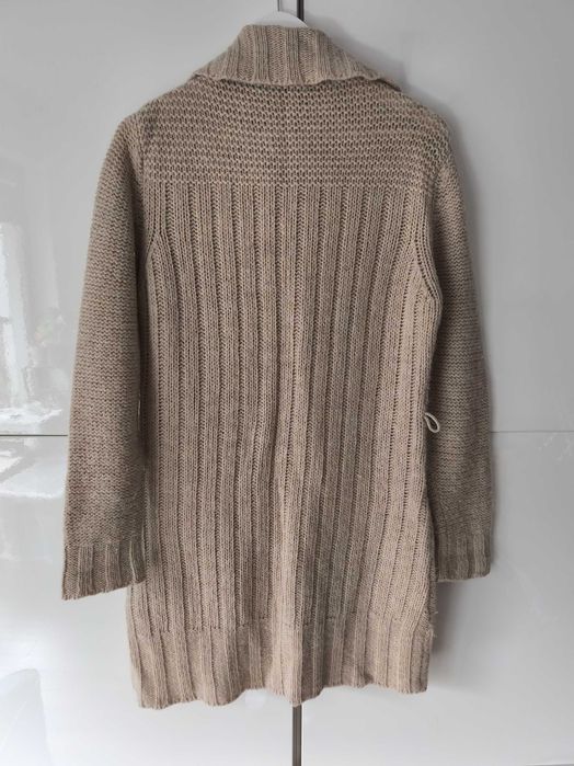 Beżowy długi sweter kardigan rozpinany z wełną w składzie rozmiar M