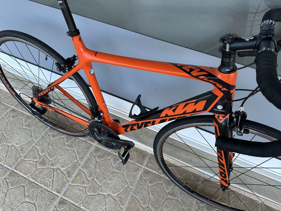 Bicicleta de estrada KTM - carbono