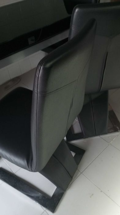 Vendo mesa de vidro com 4 cadeiras em pele sintética