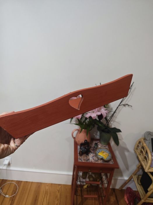 Movel de Madeira, peça artesanal. Com tabuleiro extraivel.