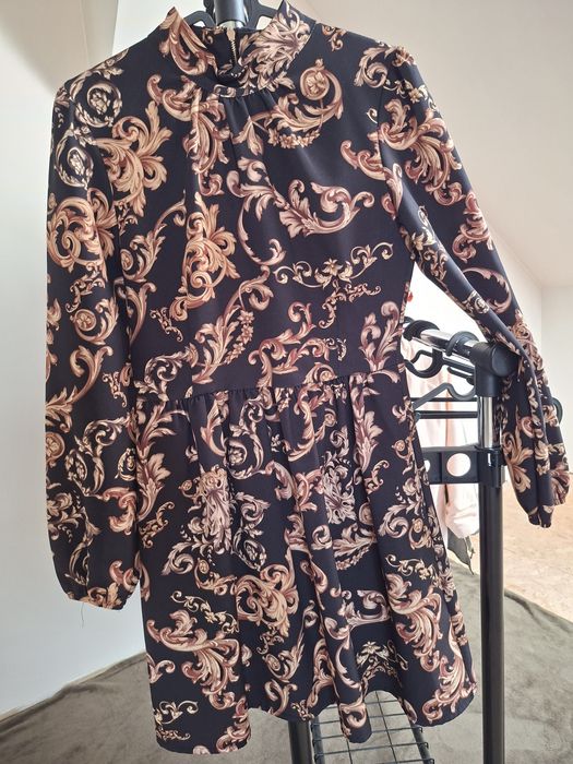 Sukienka czarna- złoty wzór  36