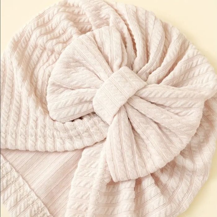 NOWA, jasno-beżowa czapeczka dziewczęca 0-3 lata