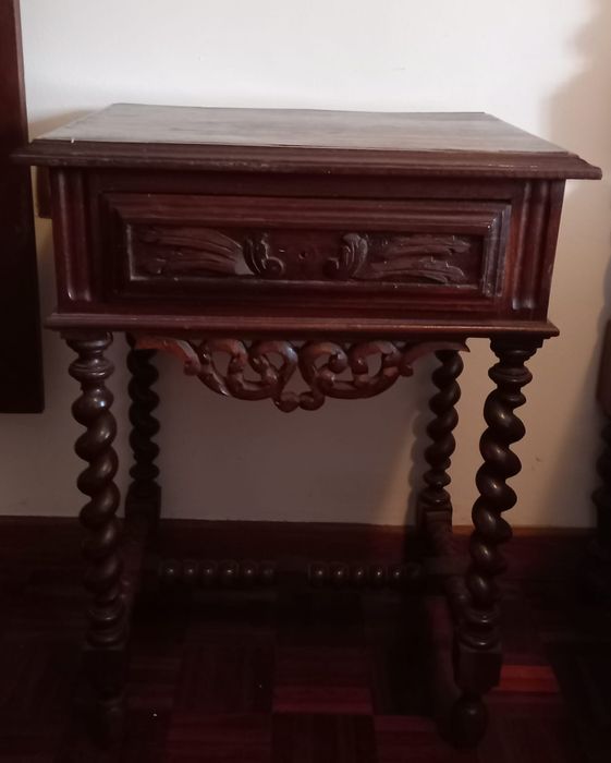 Mobilia antiga de madeira