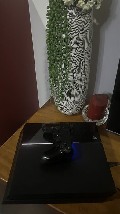 PS4 em ótimo estado + comando