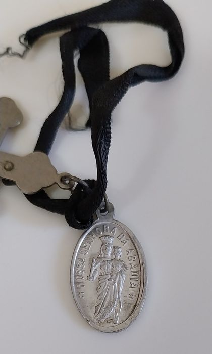 Lindíssimo crucifixo muito antigo e medalha