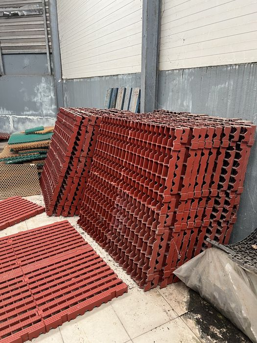 Vendo Grelhas/Piso Industrial de 500x500x50mm em bom estado (tenho 100m2)