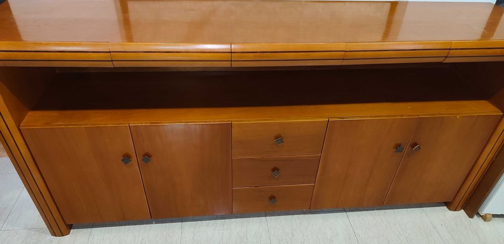 Móvel em madeira cor cerejeira