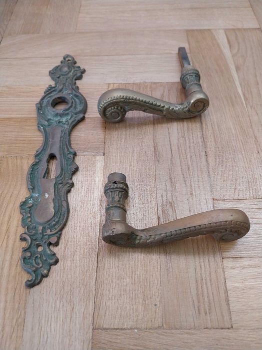 Okucia i klamki do drzwi – mosiężne.