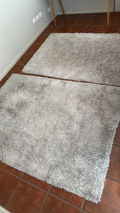 Conjunto de 2 carpetes cinza/bege de pelo alto