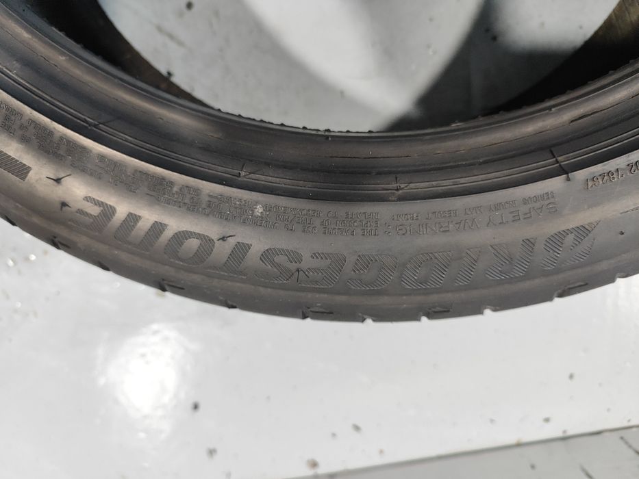 2 pneus semi novos 225-45R19 Bridgestone - Oferta da entrega - 150 EUR