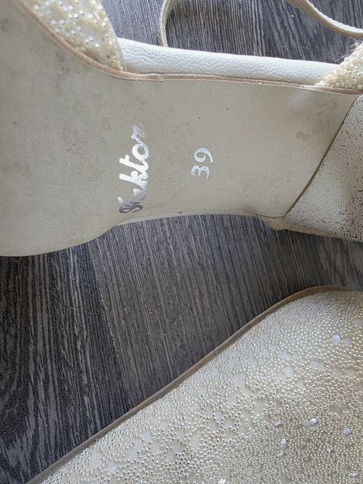 Kremowe buty 39 jak nowe