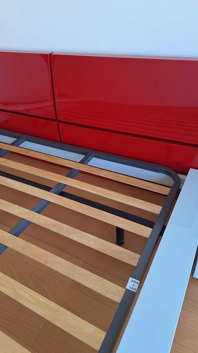 Cama design moderno com cabeceira e mesas de cabeceira