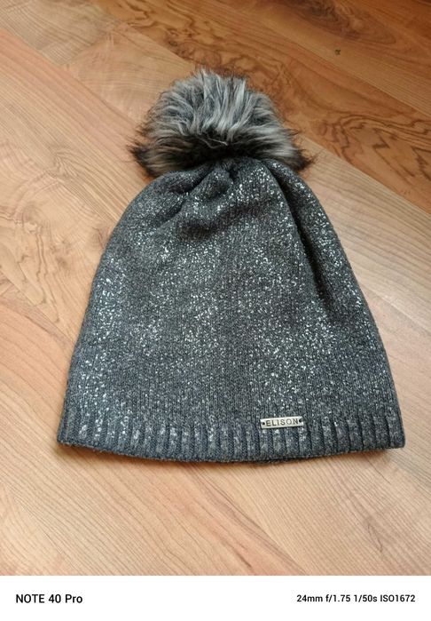 Czapka z pomponem.