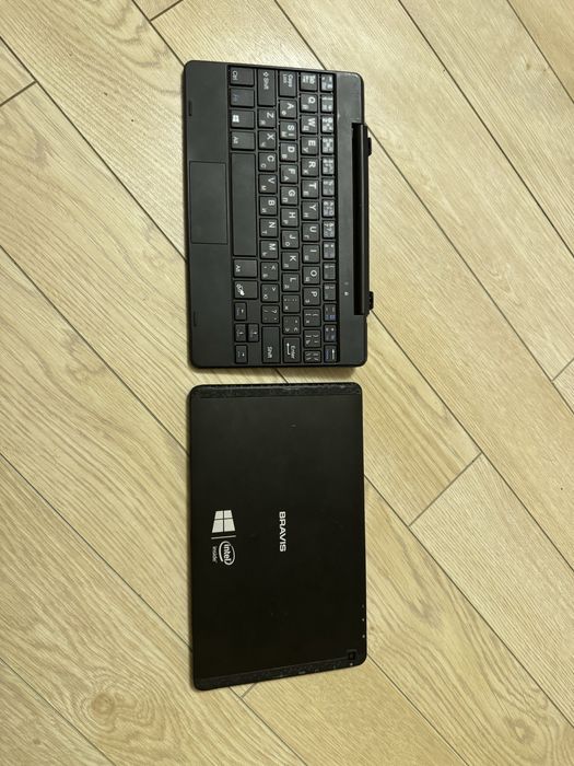 Планшет 2/1 на windows Bravis WX i89