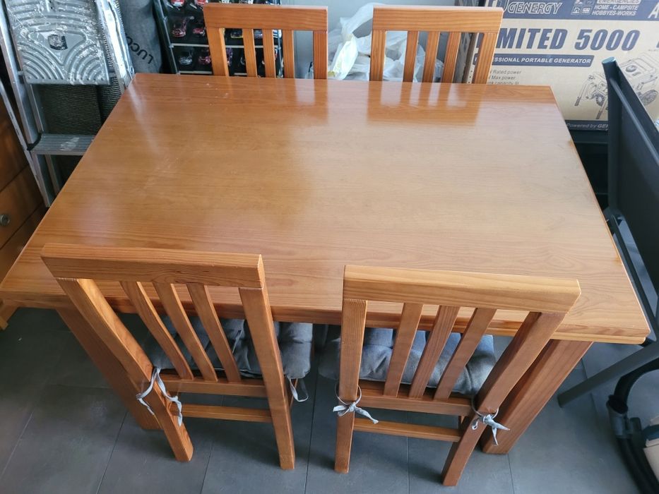 Mesa em Madeira extensivel com 4 cadeiras64564331890434122