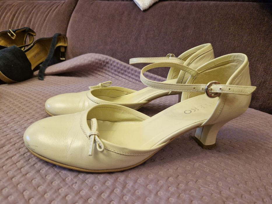 Ryłko czółenka ecru. Rozmiar 38