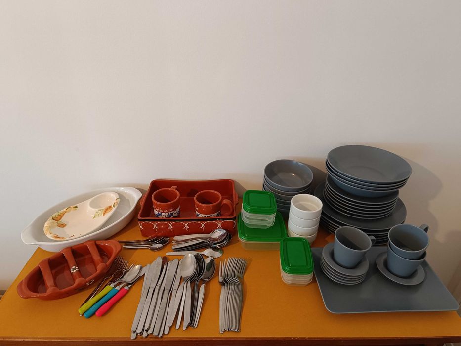 Conjunto grande de loiça e talheres