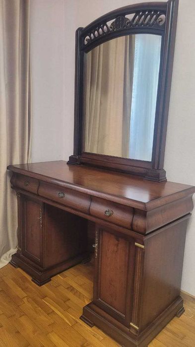 Трюмо з дзеркалом