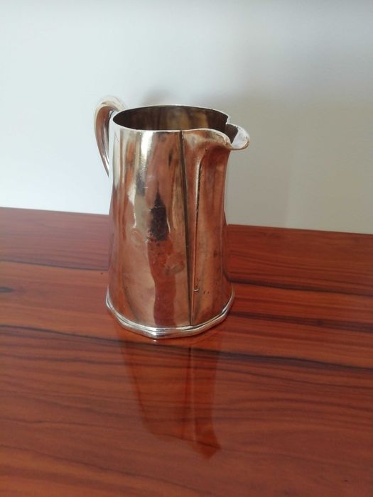 Caneca em metal prateado