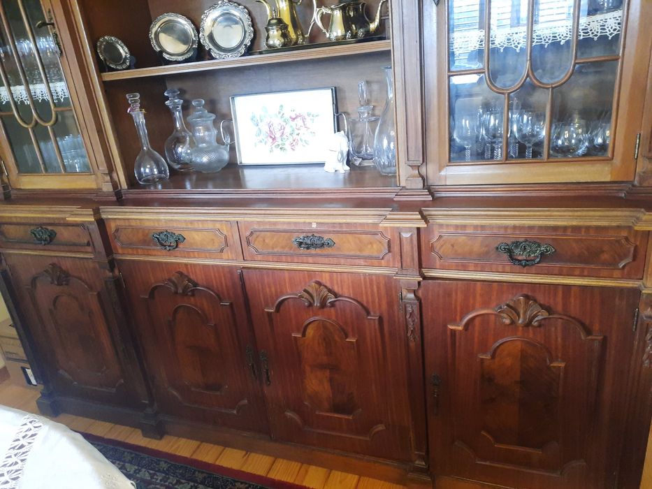 Cristaleira em mogno