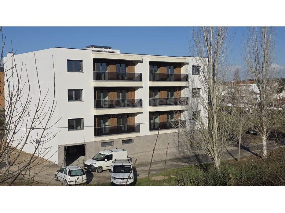 Apartamento T3 Moderno com box de garagem e espaço exterior no Amea...