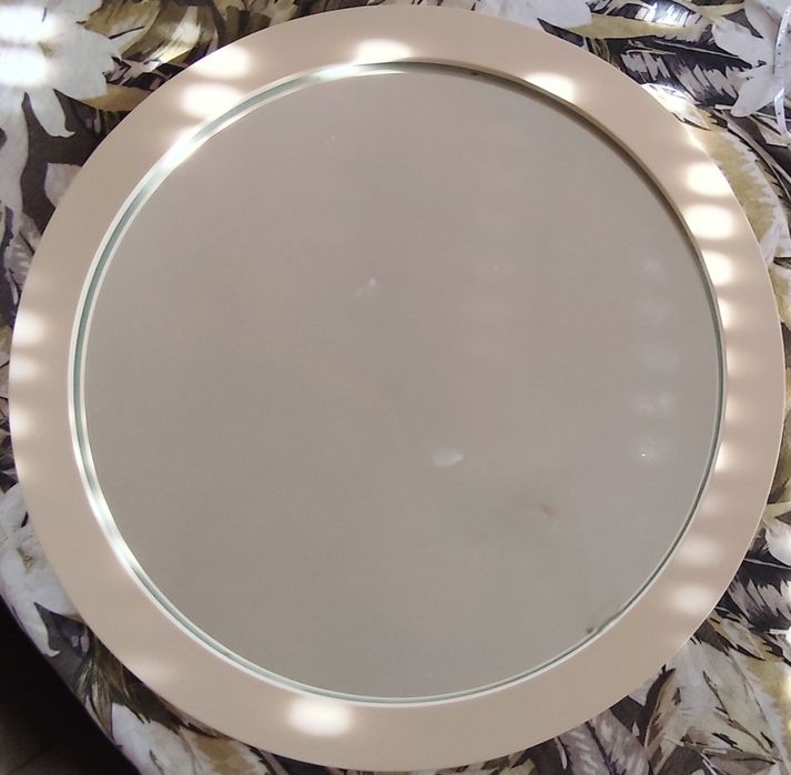 Espelho redondo em tom bege