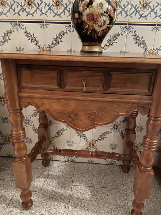 Consola em madeira de castanho