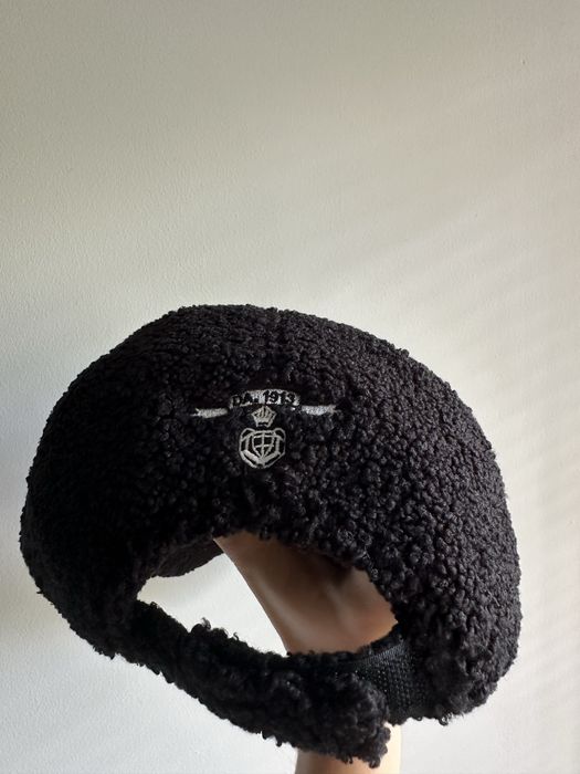 Czarna czapka prada milano