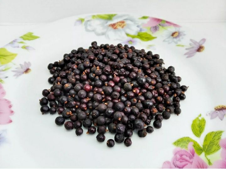 Сушені ягоди ялівцю.