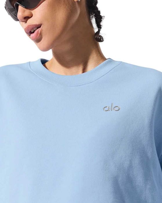 Світшот Alo Yoga Accolade Crew Neck Pullover Silver Logo Seashell Blue