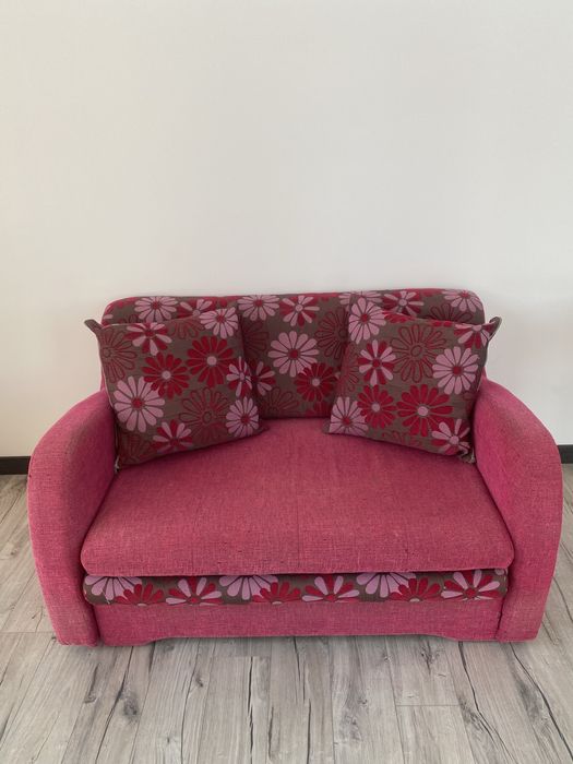 Kanapa rozkładana z pojemnikiem na pościel