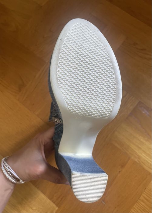 Jeansowe buty na koturnie