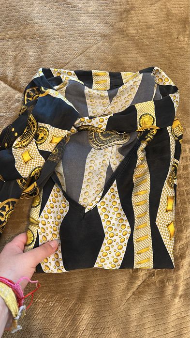 Blusa preta com dourado