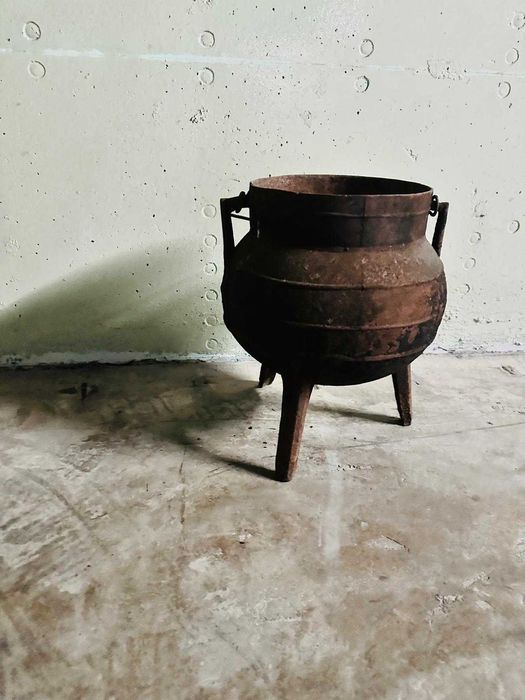 Panela/Caldeirão Antigo em ferro fundido com trés pés