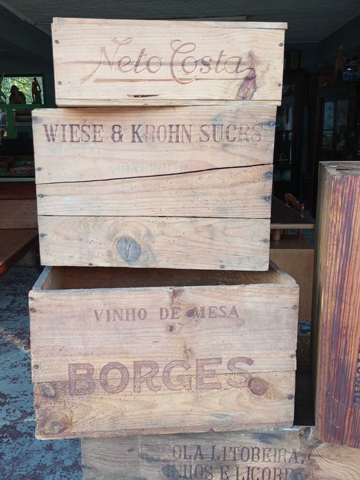 Antigas caixas do Vinho em madeira vazias
