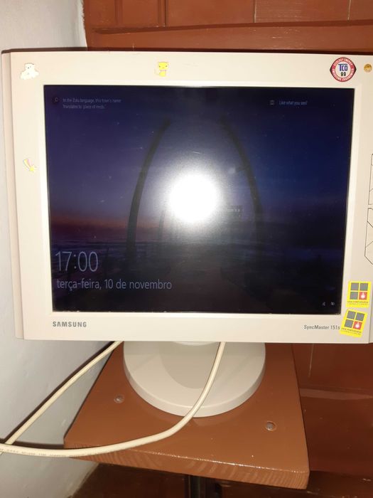 Caixa de computador, colunas e monitor.