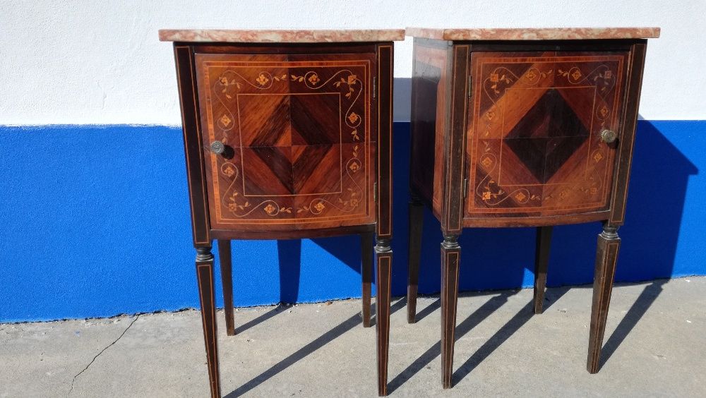 Par de Mesinhas de Cabeceira Antigas