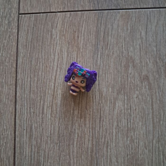 Mała figurka lalka