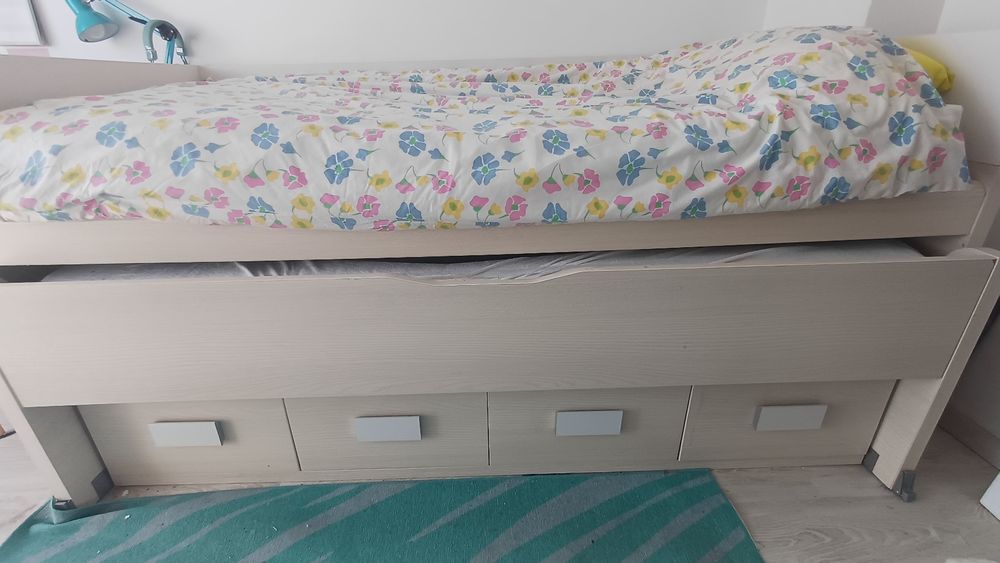 Cama dupla e arrumação